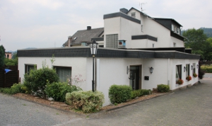 parken hinter dem Gasthof